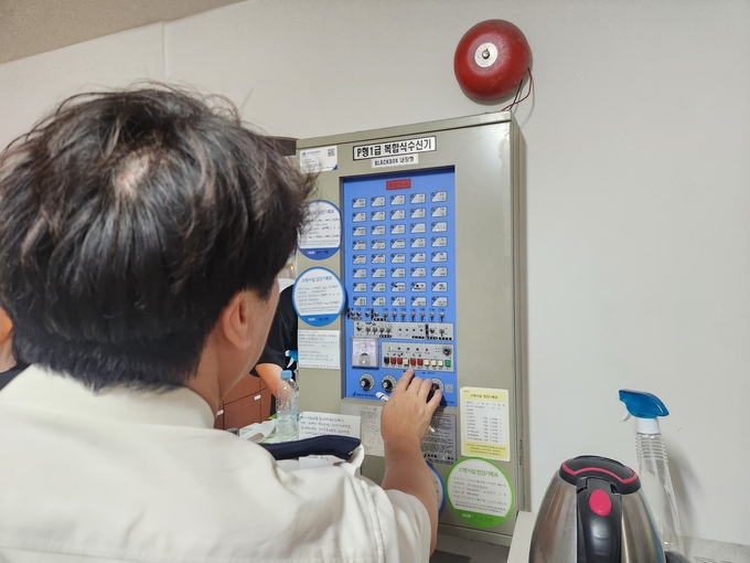 ▲ 대구소방안전본부 관계자가 지역 내 화재 취약시설을 방문해 유지관리 상태를 점검하고 있다. 대구소방 제공