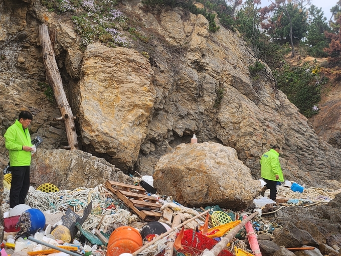 ▲ 12일 포항시 북구 흥해읍 오도1리 해안가에서 마약 의심물질 수색작업을 벌이고 있다.