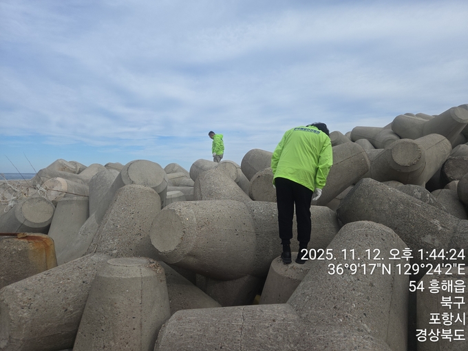 ▲ 12일 포항시 북구 흥해읍 오도1리 해안 방파제에서 마약 의심물질 합동수색을 하고 있다.