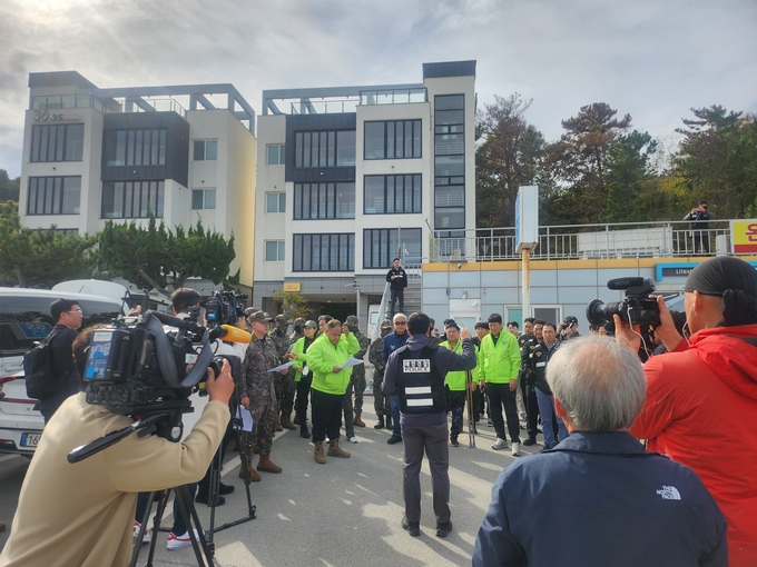 ▲ 12일 포항시 북구 흥해읍 오도1리 지역에서 마약 의심물질 합동수색에 앞서 수색계획을 설명하는 모습.