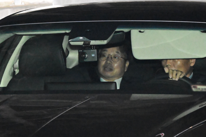 ▲ 사의를 표명한 노만석 검찰총장 직무대행이 12일 서울 서초구 대검찰청에서 퇴근하고 있다.연합