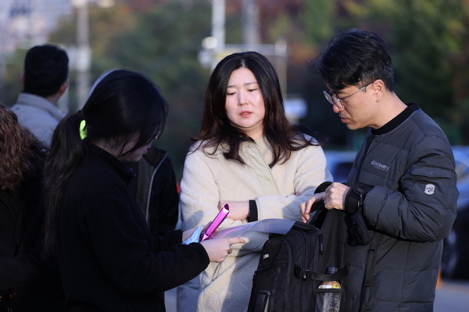 ▲ 2026학년도 대학수학능력시험일인 13일 오전 대구시교육청 24지구 제35시험장인 대구 달서구 원화여고 앞에서 학부모와 수험생이 준비물을 확인하고 있다.김영환 기자 yhk@kyongbuk.com
