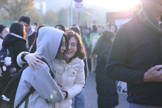 ▲ 2026학년도 대학수학능력시험일인 13일 오전 대구시교육청 24지구 제35시험장인 대구 달서구 원화여고 앞에서 시험장으로 들어가는 수험생을 응원하고 있다.김영환 기자 yhk@kyongbuk.com