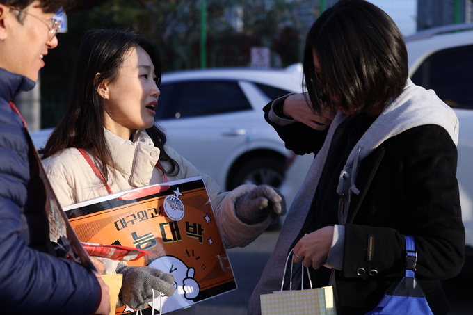 ▲ 2026학년도 대학수학능력시험일인 13일 오전 대구시교육청 24지구 제35시험장인 대구 달서구 원화여고 앞에서 선생님들이 시험장으로 들어가는 수험생을 응원하고 있다.김영환 기자 yhk@kyongbuk.com