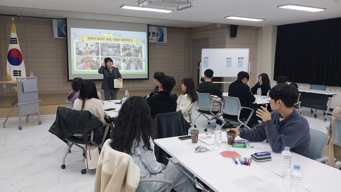 ▲ 울릉교육지원청(교육장 이동신)은 지난 12일 교육지원청 회의실에서 관내 초·중등 교원 17명을 대상으로 ‘질문이 넘치는 교실, 수업이 달라지다!’라는 주제로 수업역량 강화 연수를 진행했다. 사진 울릉군