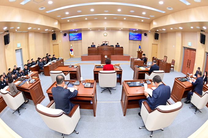 ▲ 제285회 청송군의회 정례회가 13일 개회, 30일간의 회기 일정에 들어갔다. 청송군의회는 이번 정례회 기간동안 행정사무감사도 함께 진행한다.