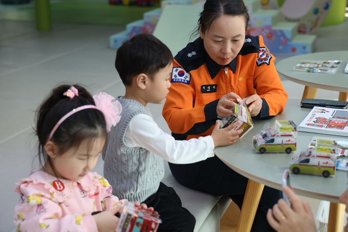 ▲ 청송소방서 소속 소방관이 어린이를 대상으로 안전과 관련된 내용을 놀이로 설명하고 있다.