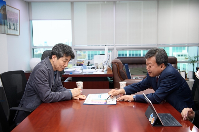 ▲ 남한권 울릉군수는 행안위 윤건영의원에게 계류 중인 개정안을 통합·공동 추진할 것과 함께, 서해5도 지원법처럼 별도의 재정계정 신설을 요청하고 있다.  사진 울릉군