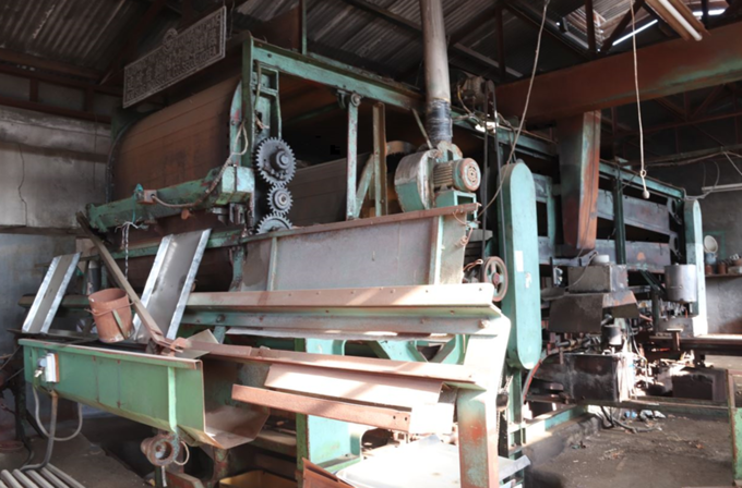 ▲ 13일 의성군이 공개한 옛 성광성냥공장 내부에서는 수십 년 전 가동을 멈춘 윤전기가 녹슨 기어와 작업대가 그대로 남아 있는 채 자연광 속에 드러나 산업화 초기 성냥 제조 자동화의 현장을 생생히 보여준다. 의성군