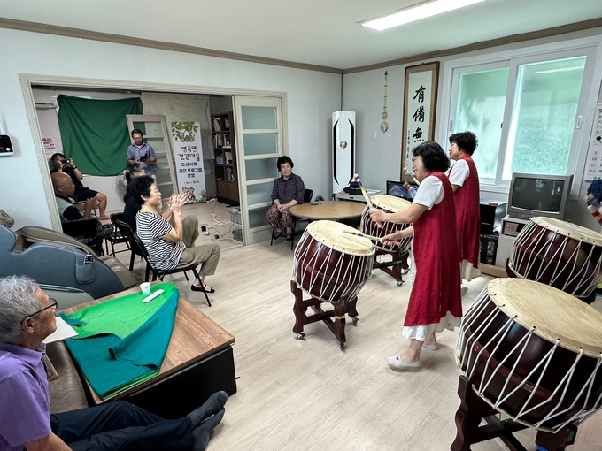 ▲ 주민 정서 건강증진 공동체회복 위한 건강마을 조성사업.병곡면에서 줌마난타 안경희회장.