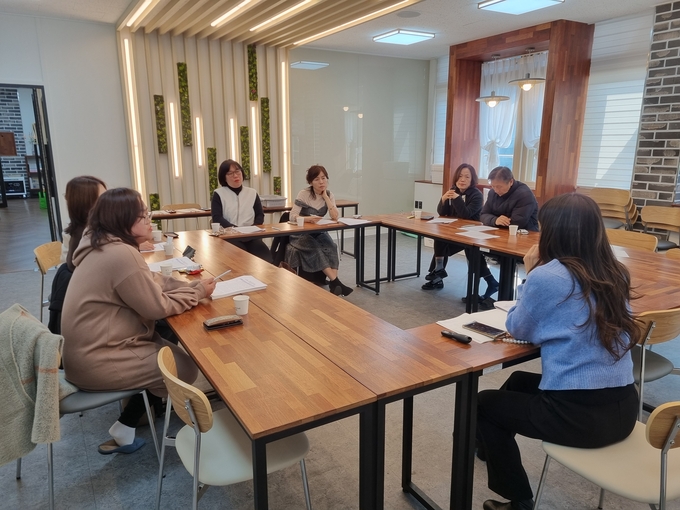 ▲ 문경교육지원청 기초학력거점지원센터에서 열린 ‘학습코칭 금쪽 상담소’에서 학습코칭단이 사례를 공유하며 학생 지원 방안을 논의하고 있다.