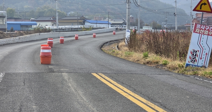 ▲ 채신공단 4차선에서 괴연마을 2차선으로 좁아지는 도로. 권오석 기자