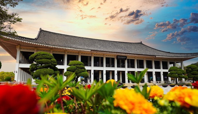 ▲ 2025년 3분기 동안 경북지역을 찾은 외국인 관광객이 전년 동기 대비 19.2%로 급증한 것으로 분석됐다. 사진은 경북문화관광공사 사옥 전경