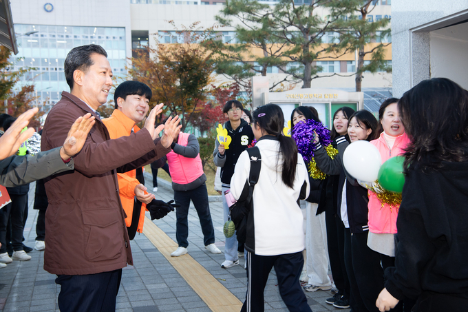 ▲ 김장호 구미시장이 수능시험장인 산동고등학교 에서 수험생들을 격려 하고있다.