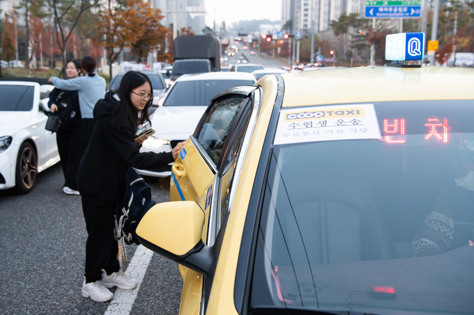 ▲ 택시구미협동조합에서 투입한 ‘무료 수험생 택시’에 수험생이 탑승 하고있다.