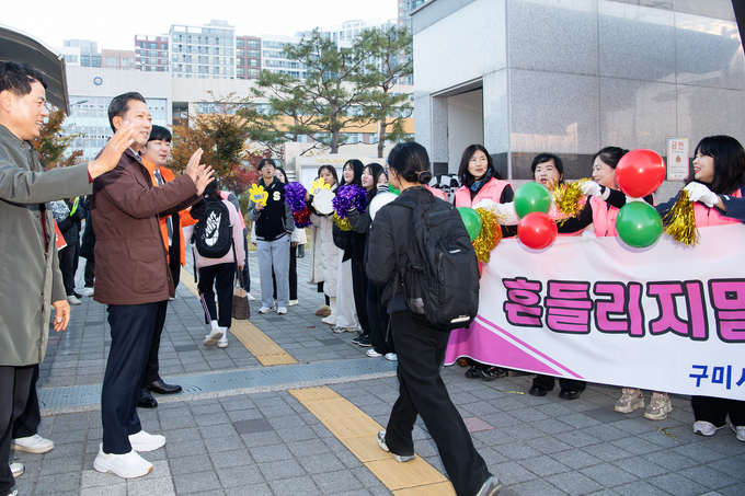▲ 김장호 구미시장이 수능일 산동고등학교를 방문 수험생들을 격려 하고있다.