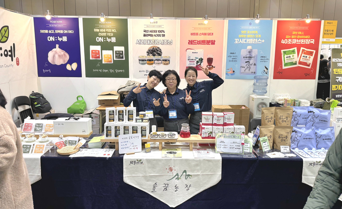 ▲ 11월 13일부터 16일까지 4일간 경기도 고양시 일산 킨텍스 제1전시관에서 열리는 국내 최대 식품박람회 ‘메가쇼 2025 시즌2’에 예천농산물가공기술지원센터의 대표 브랜드 ‘맛뜰리:예’ 가공제품을 김현숙, 황성희, 박명희 조합원이 홍보전 기념촬영 장면, 예천군 제공