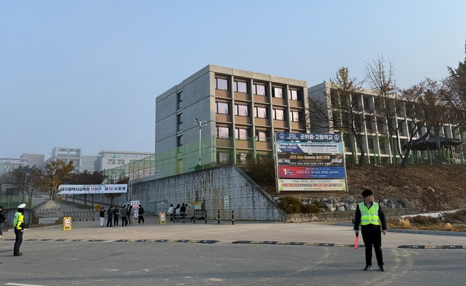 ▲ 13일 오전 7시부터 군위고등학교 대학수학능력시험장 주변에서 군위군,  경찰서 , 모범운전자회 등 합동으로 교통지도 및 특별단속을 시행하고 있다. 군위군