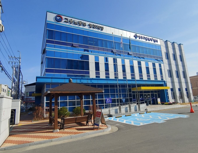 ▲ 영주지청은 12일부터 18일까지 도소매업, 소비자용품 수리업, 건물종합관리업, 위생 및 유사서비스업 등 생활밀접 업종을 대상으로 ‘제2차 시기별 안전위험요인 집중점검주간’을 운영한다