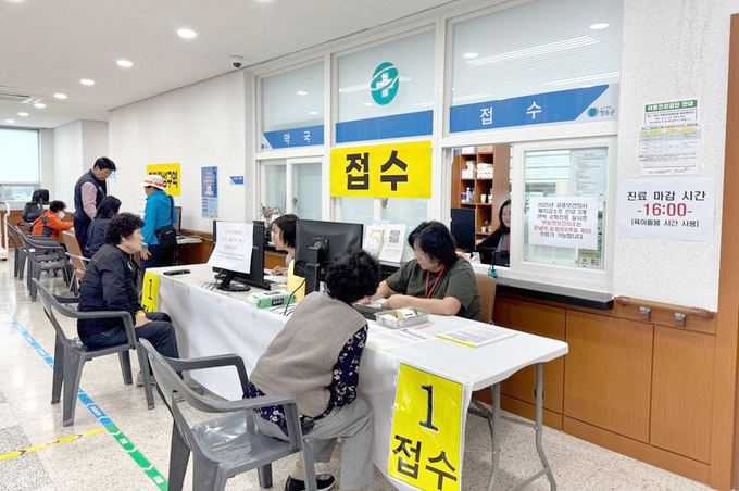 ▲ 청송군이 무료로 진행하는 찾아가는 인플루엔자 예방접종이 호응을 얻고 있다. 사진은 청송군보건의료원에서 예방접종을 받고 있는 주민들 모습.