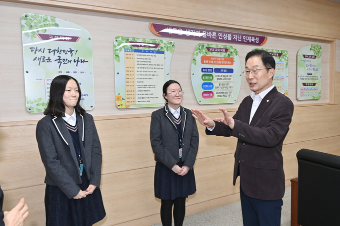 ▲ 임종식 경북도교육감이 지난 11일 2026학년도 수능을 앞두고 포항 동지여고를 방문해 고3 수험생과 교직원을 격려한 모습. 포항 동지여고 제공