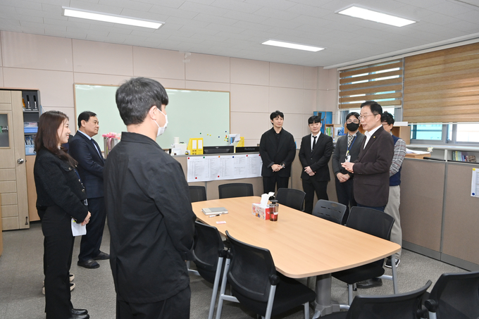 ▲ 임종식 경북도교육감이 지난 11일 2026학년도 수능을 앞두고 포항 동지여고를 방문해 고3 수험생과 교직원을 격려한 모습. 포항 동지여고 제공