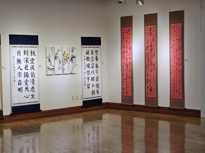 ▲ 13일 성주문화예술회관 성산홀에서 열린 한국서예협회 성주지부 ‘네번째 이야기’ 전시에서 서예와 문인화 작품들이 전시장을 가득 채우고 있다. 성주군