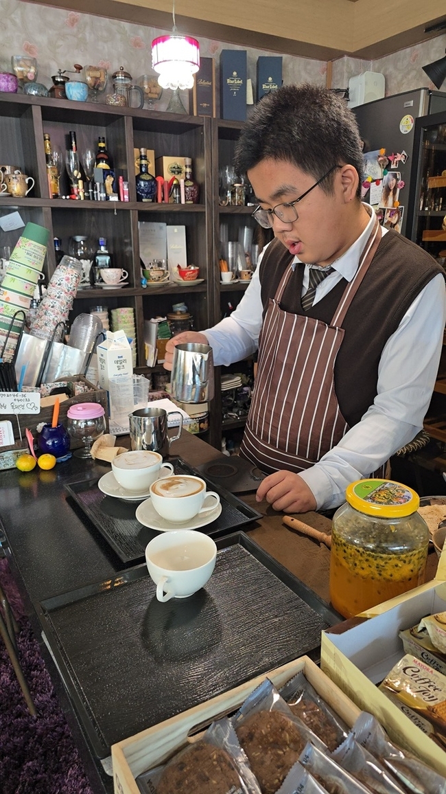 ▲ 남 군이 직접 내린 커피를 이용해 라테아트를 완성하고 있다.