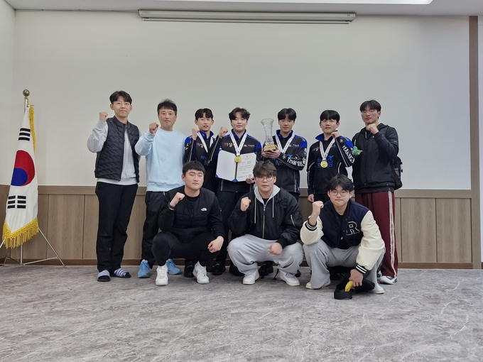 ▲ 의성고 컬링부 선수들과 지도진이 의성컬링센터에서 열린 제24회 회장배 전국컬링대회 시상식 직후 금메달과 우승트로피를 들고 주먹을 불끈 쥔 채 단체 기념촬영을 하며 ‘의성 청소년 컬링의 저력’을 보여주고 있다. 의성군