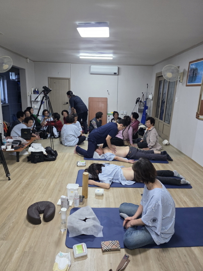 ▲ 울릉군 울릉읍 도3리 경로회관(회장 이중철)에서는 지난 11일부터 12일까지 이틀간 대구 리봄한방병원(원장 김형민)의 의료봉사활동이 진행돼 섬마을 어르신들에게 따뜻한 감동을 전했다.