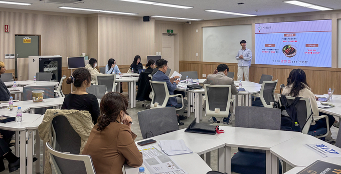 ▲ 영남대학교는 ‘2025학년도 YU 사회공헌 아이디어 공모전’ 최종 발표 및 시상식을 개최했다. YU 사회공헌 아이디어 공모전에 참가한 학생이 아이디어에 대한 발표를 하고 있다. 영남대.