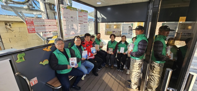 ▲ 군위군 산성면 새마을지도자회는 13일 화본1리 스마트 버스승강장에 책꽂이 겸용 의자를 설치하고 도서 50여권을 비치해 주민들이 버스를 기다리며 책을 읽을 수 있는 ‘독서쉼터’를 마련했다. 군위군