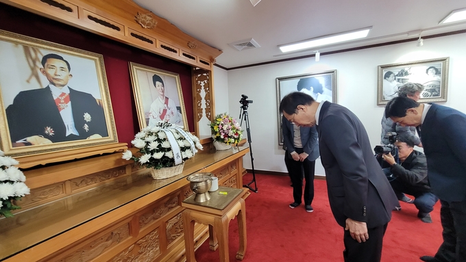 ▲ 이석연 국민통합위원장이 박정희 생가를 방문해 분향을 하고있다. 이봉한기자