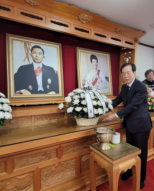 ▲ 이석연 국민통합위원장이 박정희 생가를 방문 헌화하고 있다. 이봉한기자