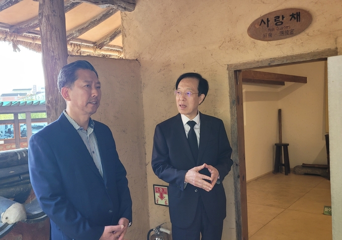 ▲ 박정희 생가를 방문한 이석연 국민통합위원장에게 김장호 구미시장이 생가에 대해 설명을 하고있다. 이봉한기자