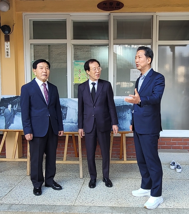 ▲ 박정희 생가를 방문한 이석연 국민통합위원장에게 김장호 구미시장이 생가이력에 대해 설명을 하고있다. 이봉한기자