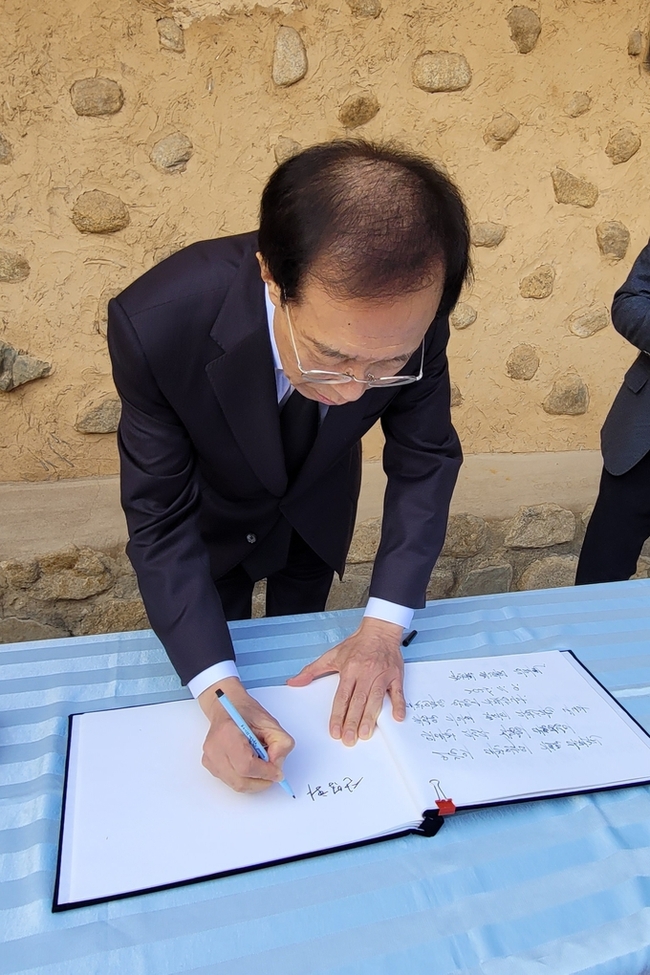 ▲ 이석연 국민통합위원장이 박정희 생가를 방문 방명록을 작성 학고있다. 이봉한기자