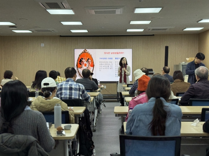 ▲ 김영 청강문화사업대 교수가 12일 포항문화재단이 주관한 ‘귀비고 신화학 아카데미 - 섭리의 신화학(섭리라는 대여신 편)’ 강연을 하고 있다.