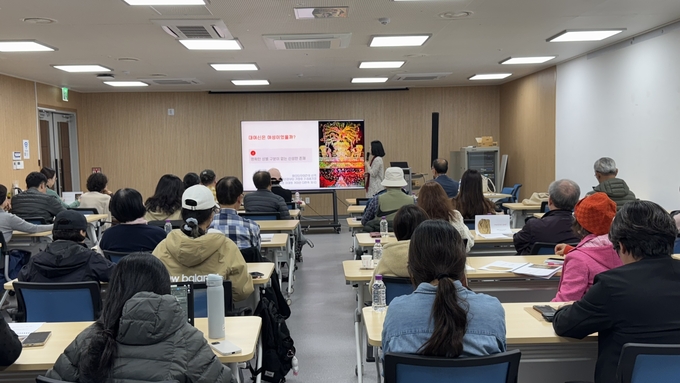 ▲ 김영 청강문화사업대 교수가 12일 포항문화재단이 주관한 ‘귀비고 신화학 아카데미 - 섭리의 신화학(섭리라는 대여신 편)’ 강연을 하고 있다.