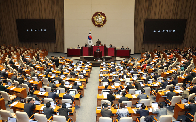 ▲ 내란 중요임무 종사 혐의로 구속 영장이 청구된 국민의힘 추경호 의원에 대한 체포동의안이 13일 국회 본회의에서 보고되고 있다.연합