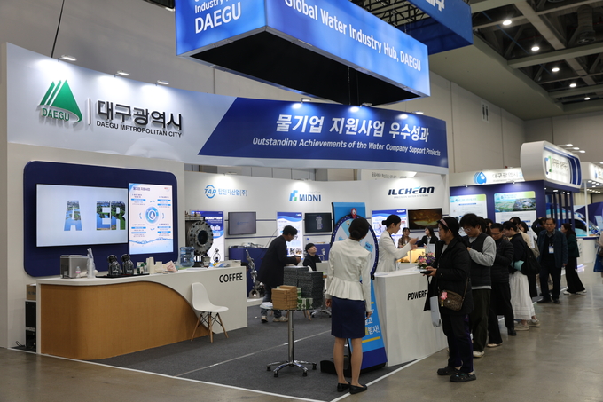 ▲ 대한민국 국제물주간이 지난 12일 대구 엑스코(EXCO)에서 개막한 가운데 13일 오후 이곳을 찾은 방문객들이 부스에 마련된 이벤트에 참여하고 있다.김영환 기자 yhk@kyongbuk.com