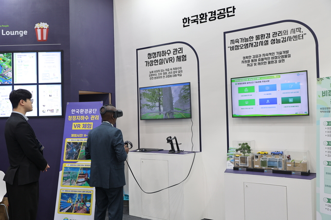 ▲ 대한민국 국제물주간이 지난 12일 대구 엑스코(EXCO)에서 개막한 가운데 13일 오후 이곳을 찾은 한 외국인이 VR체험을 하고 있다.김영환 기자 yhk@kyongbuk.com