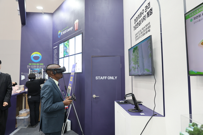 ▲ 대한민국 국제물주간이 지난 12일 대구 엑스코(EXCO)에서 개막한 가운데 13일 오후 이곳을 찾은 한 외국인이 VR체험을 하고 있다.김영환 기자 yhk@kyongbuk.com