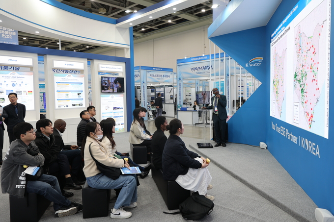 ▲ 대한민국 국제물주간이 지난 12일 대구 엑스코(EXCO)에서 개막한 가운데 13일 오후 이곳을 찾은 방문객들이 부스 관계자로부터 설명을 듣고 있다.김영환 기자 yhk@kyongbuk.com