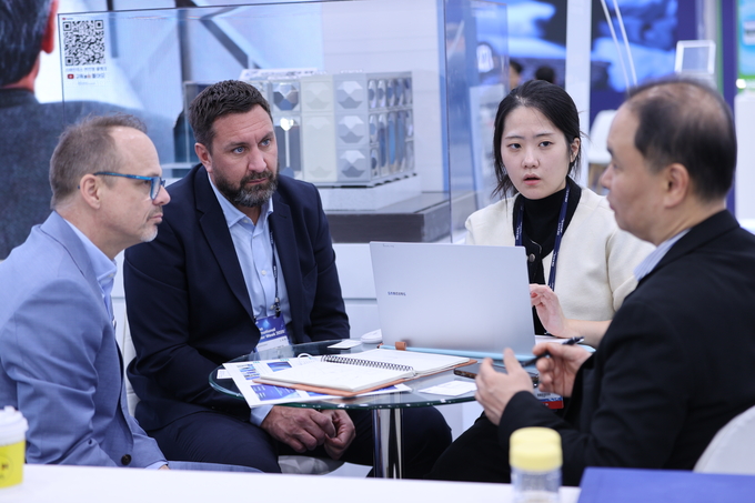 ▲ 대한민국 국제물주간이 지난 12일 대구 엑스코(EXCO)에서 개막한 가운데 13일 오후 이곳을 찾은 외국인 방문객들이 상담을 하고 있다.김영환 기자 yhk@kyongbuk.com