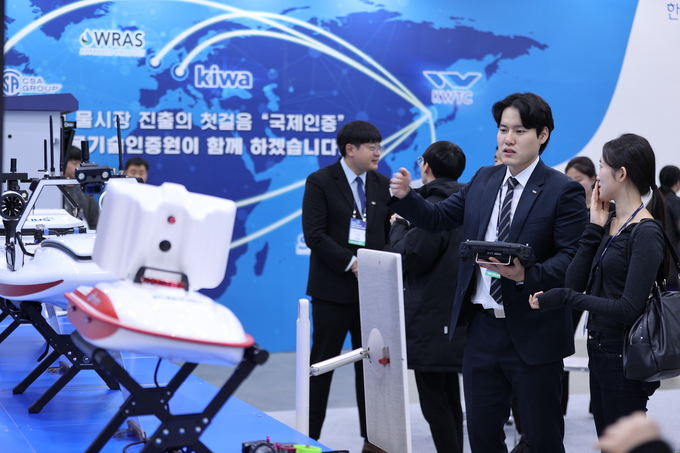 ▲ 대한민국 국제물주간이 지난 12일 대구 엑스코(EXCO)에서 개막한 가운데 13일 오후 이곳을 찾은 한 방문객이 설명을 듣고 있다.김영환 기자 yhk@kyongbuk.com