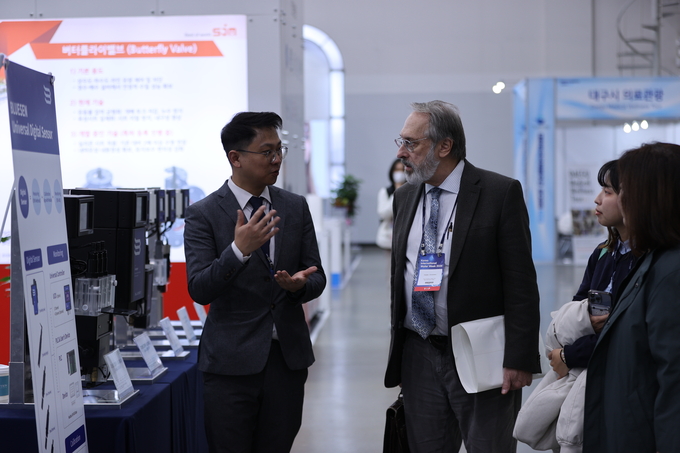 ▲ 대한민국 국제물주간이 지난 12일 대구 엑스코(EXCO)에서 개막한 가운데 13일 오후 이곳을 찾은 한 외국인 방문객이 부스 관계자로부터 설명을 듣고 있다.김영환 기자 yhk@kyongbuk.com