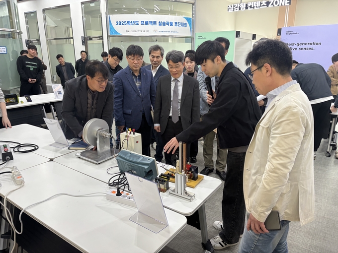 ▲ 한국폴리텍대학 캠퍼스가 학생들의 교육훈련 성과를 살펴보기 위해 마련한 2025년 프로젝트 실습작품 경진대회에서 출품한 학생이 작품을 설명하는 모습.