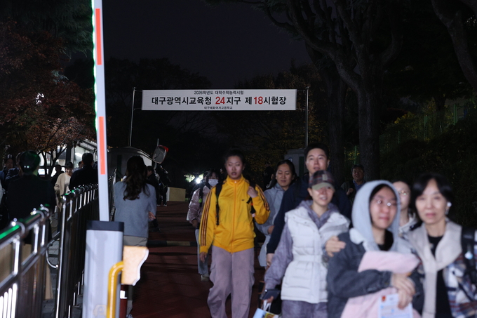 ▲ 2026학년도 대학수학능력시험이 치러진 13일 오후 대구 수성구 혜화여자고등학교에서
수능시험을 마친 수험생들이 학교를 나오고 있다.김영환 기자 yhk@kyongbuk.com