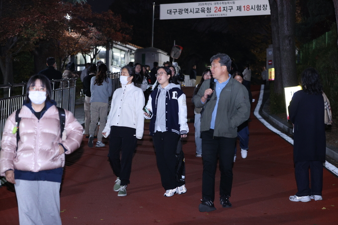 ▲ 2026학년도 대학수학능력시험이 치러진 13일 오후 대구 수성구 혜화여자고등학교에서
수능시험을 마친 수험생들이 학교를 나오고 있다.김영환 기자 yhk@kyongbuk.com